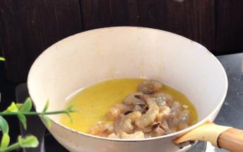 起锅热油，放入虾仁