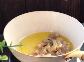 起锅热油，放入虾仁