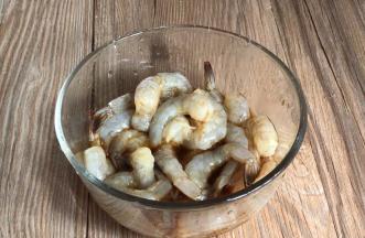 抓捏均匀，腌制备用