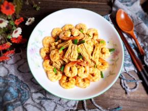 一道美味的腐竹炒虾仁就做好了