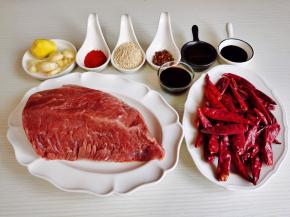 准备食材，牛肉泡冷水，把血水泡出。