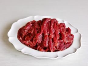 牛肉切条状，粗细根据自己喜欢来即可。