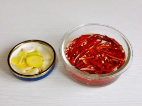 姜蒜去皮切好，辣椒剪丝泡5分钟冷水。