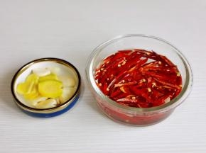 姜蒜去皮切好，辣椒剪丝泡5分钟冷水。