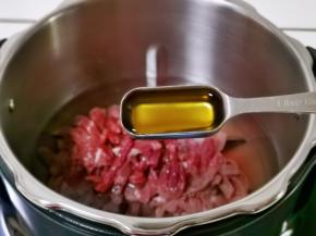 牛肉冷水下锅，加入料酒。