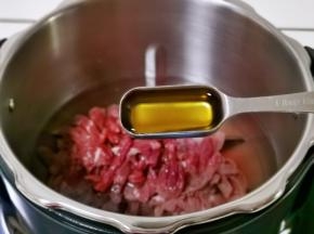 牛肉冷水下锅，加入料酒。