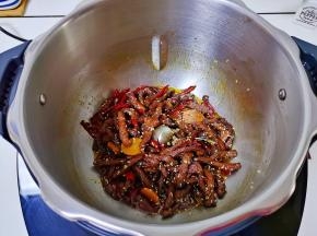 撒熟芝麻盛出。