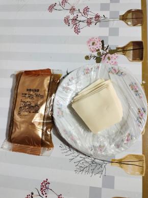 准备好所需的食材：饺子皮1元钱（20张），莲蓉馅儿250克！