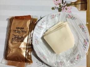 准备好所需的食材：饺子皮1元钱（20张），莲蓉馅儿250克！