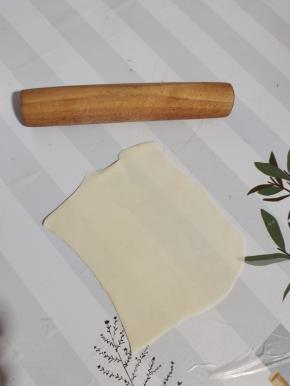 饺子皮用擀面杖，擀薄一点！