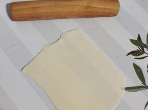 饺子皮用擀面杖，擀薄一点！