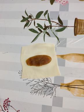 取适量的莲蓉馅儿放在饺子皮中间位置！按压一下！（也可以把莲蓉馅儿换成豆沙馅儿或者自己喜欢吃的素菜馅儿，肉馅儿！）