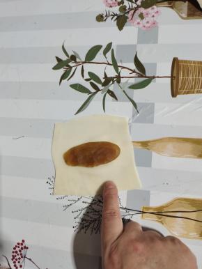 在饺子皮上下两边抹少许水！