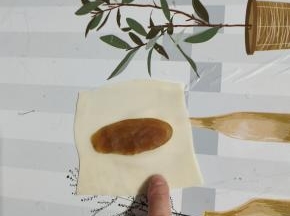 在饺子皮上下两边抹少许水！