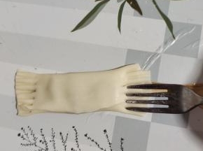 用叉子，把两头按压紧实！
