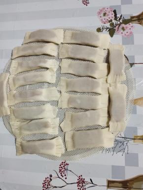 依次把所有的饺子皮都包完，做好！备用！