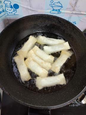 油温七成热，春卷胚下锅炸！