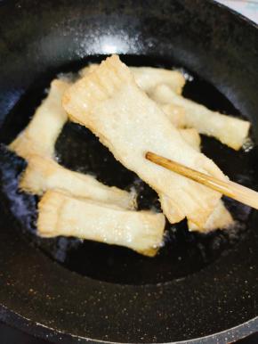 炸至两面金黄酥脆即可，捞出控油！