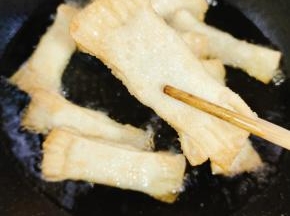 炸至两面金黄酥脆即可，捞出控油！