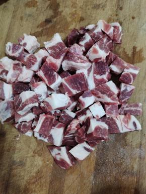 瘦肉清洗干净，切成小块备用！