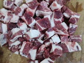 瘦肉清洗干净，切成小块备用！