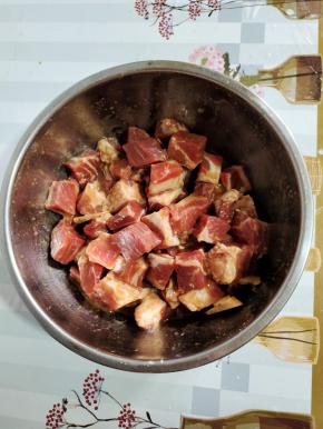肉中放入姜片，两勺生抽，两勺料酒，两勺淀粉，适量食用油，一勺蚝油抓拌均匀腌制20分钟！