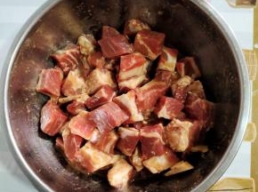 肉中放入姜片，两勺生抽，两勺料酒，两勺淀粉，适量食用油，一勺蚝油抓拌均匀腌制20分钟！