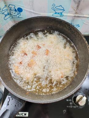 油温七成热，放入腌制好的肉进行炸制！边炸边用筷子滑动，以免锅底黏住了！