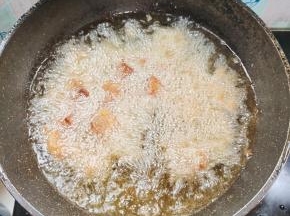 油温七成热，放入腌制好的肉进行炸制！边炸边用筷子滑动，以免锅底黏住了！
