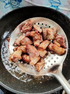 炸至金黄色捞出控油备用！