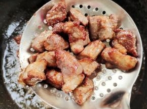 炸至金黄色捞出控油备用！