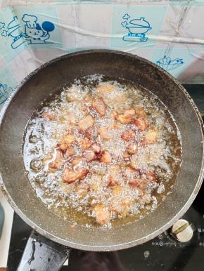 炸好的肉块，等油温升高，全部下锅再复炸一遍，这样肉块表面更焦脆！