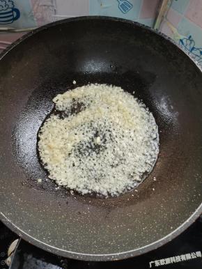 起锅烧油，放入蒜末煸炒出香味儿！