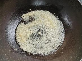 起锅烧油，放入蒜末煸炒出香味儿！
