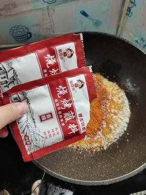 放入两包烧烤料，翻炒均匀！