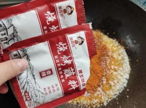 放入两包烧烤料，翻炒均匀！