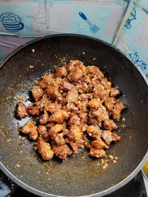 放入炸好的肉块，翻炒均匀！让每一个肉块都均匀的裹满烧烤料！