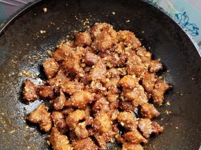 放入炸好的肉块，翻炒均匀！让每一个肉块都均匀的裹满烧烤料！