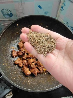 放入一把孜然粒翻炒均匀！（这是这个烤肉好吃的灵魂！）