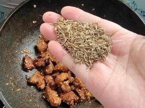 放入一把孜然粒翻炒均匀！（这是这个烤肉好吃的灵魂！）