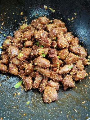 起锅前放入适量的葱花翻炒均匀即可！