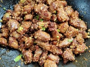 起锅前放入适量的葱花翻炒均匀即可！