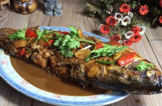 撒上香葱和香菜点缀一下