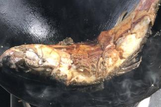 将全鱼煎至焦香味，翻面，煎至两面焦香