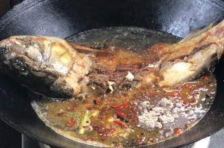 加入适量清水，加入香醋、老抽、胡椒粉