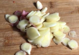 子姜洗净，切成小块备用