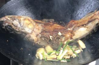 加入花椒、干辣椒、葱姜蒜爆香