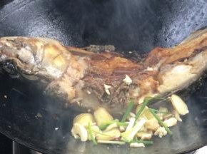 加入花椒、干辣椒、葱姜蒜爆香