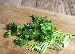 香菜摘洗干净，切成小段备用