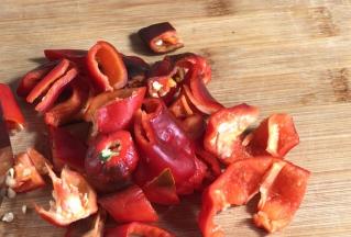 红椒洗净去蒂去籽，切成小块备用